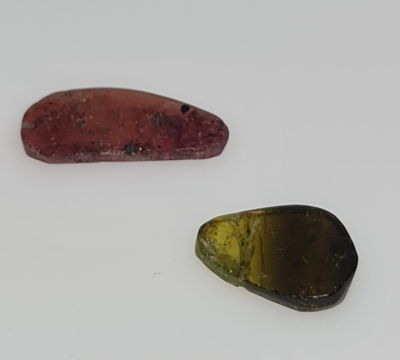 שתי אבני טורמלין ירוק ואדום מלוטשות, 5 קראט, צורה אמורפית, טבעיות מהכספת באחריות 