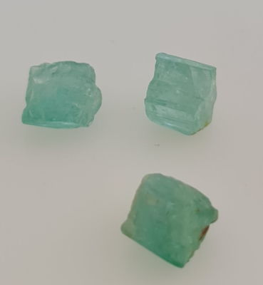 שלושה גבישי אמרלד קולומביאני גולמיים, 8 קראט, איכות נהדרת, טבעיים מהכספת באחריות 