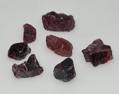 שבע אבני גרנט גולמיות, 35 קראט, טבעיות מהכספת באחריות מלאה