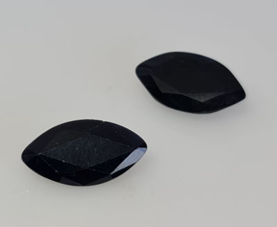 שתי אבני ספיר נהרות מלוטשות, 10.5 קראט, צבע כחול עמוק, טבעיות מהכספת באחריות 