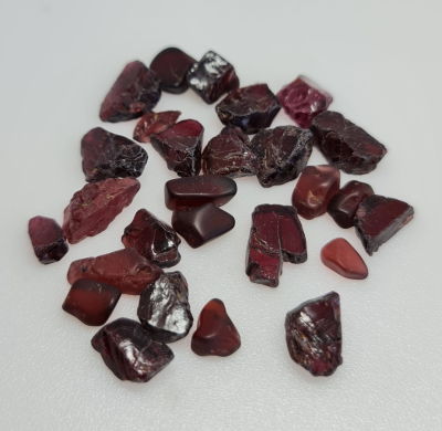 לוט אבני גרנט גולמיות בתפזורת, 105 קראט, טבעיות מהכספת באחריות מלאה