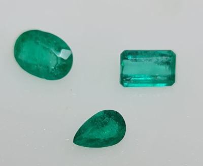 שלוש אבני אמרלד קולומביאני מלוטשות, 1.4 קראט, סופר AAA, צבע מדהים, זוהרות ונוצצות 