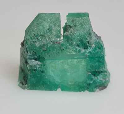 אבן אמרלד חצי מלוטשת, 20 קראט, צבע ירוק נהדר, טבעית מהכספת באחריות מלאה