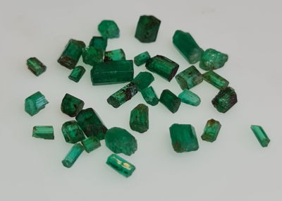 לוט גבישי אמרלד בתפזורת, 10 קראט, צבע נהדר באיכות גבוהה, טבעיים מהכספת באחריות 