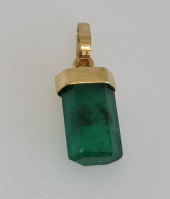 תליון זהב 18 קראט, משובץ באבן אמרלד קולומביאני יפהפיה, כ-4-3 קראט, טבעי מהכספת 
