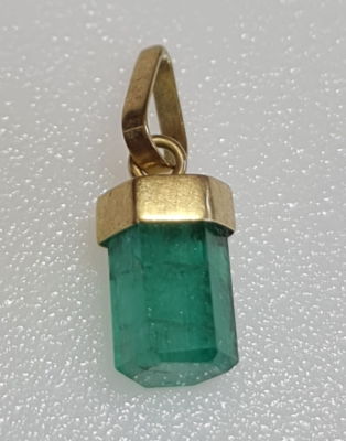 תליון זהב 18 קראט, משובץ באבן אמרלד יפהפיה, כ-5-4 קראט, טבעי מהכספת באחריות מלאה 