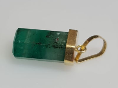 תליון זהב 18 קראט, משובץ באבן אמרלד יפהפיה וגדולה, כ-8-7 קראט, טבעי מהכספת באחריות 