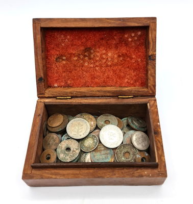 קופסת עץ ישנה ובתוכנה אוסף של 150 מטבעות מיל בערכים שונים ושנים שונות . כולל מטבעות 
