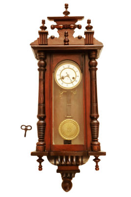 שעון קיר GUSTAV BECKER לפי החותמת שנות ה 20 , כולל מטוטלת ומפתח. מצב עבודה לא נבדק 