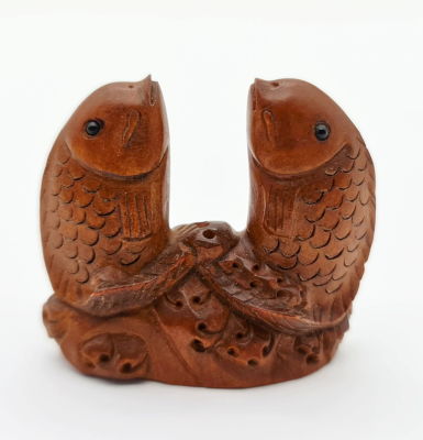 נצוקי עץ ישן נדיר מגולף כזוג דגים, חתומה ע"י האומן, עיניים משובצות באבני 