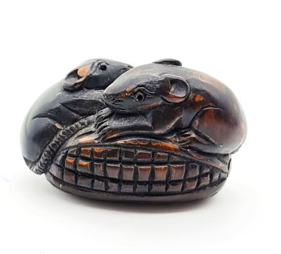 נצוקי עץ ישן מגולף , זוג עכברים על קלח תירס, עבודת אמן נהדרת , אורך 4