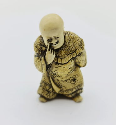 נצוקי מדהים ביופיו, דמות מסתירה מסכה מאחורי גבה, חתימת אומן, מחומר לא ברור, 4 