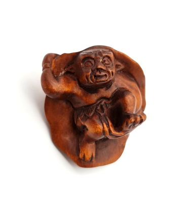 נצוקי עץ ישן מגולף כשד מסתתר בתוך כובע, נדיר ביותר, 5 ס"מ