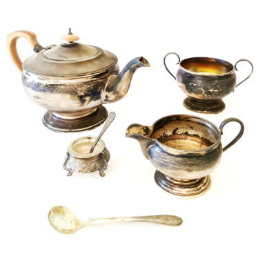 סט כסף אנגלי לתה המכיל קומקום , כלי לסוכר, כלי לחלב , כפית וכלי לסוכרזית משקל 