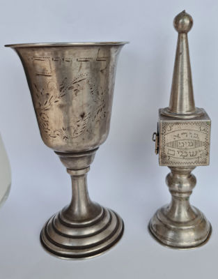 מגדל בשמים עתיק כסף 833 גובה 15 וכוס קידוש כסף 800 גובה 13 . משקל הלוט 109 גרם 