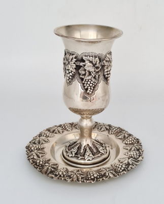 כוס קידוש מפוארת ותחתית תואמת מכסף 925 ,גובה כוס 15 , קוטר תחתית 14 , משקל הלוט 185 