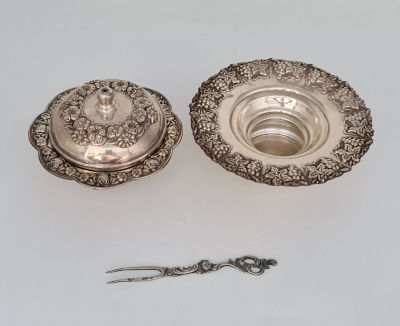 לוט כסף 935 הכולל פמוט, טריפוד עם מכסה ומזלג, משקל הלוט 145 גרם