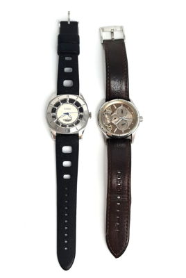 לוט 2 שעוני FOSSIL , אחד מנגנון אוטומטי והשני כנראה מנגנון אלקטרוני מיוחד עם סוללה 