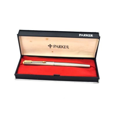 עט נובע PARKER דגם 65 , אספני ומבוקש ,דגם פלייטר , קישוטים מוזהבים וציפורן זהב 14 