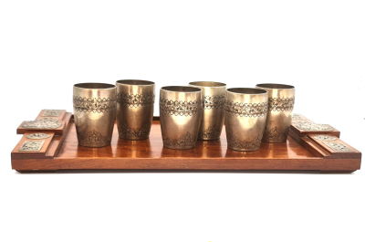 לוט מגש עץ עם פלאקים מכסף ,41x23 , עבודה יפהפיה עם 6 כוסיות כסף 800 גובה 7 , משקל 