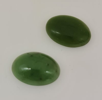 לוט 2 אבני ג'ייד ירוק מלוטשות , 18 קרט , יוקרתיות , טבעי מכספת באחריות מלאה