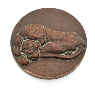 מדליה מברונזה עבודת אמן של יוסף קונסטנט עם תבליט של אריות , חתומהCONSTANT