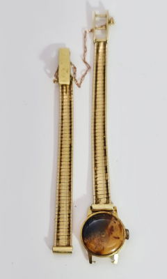 צמיד ובית שעון מזהב 18 קראט חתום , היה פעם שעון , המנגנון הוצא ממנו ושובצה אבן מסוג 