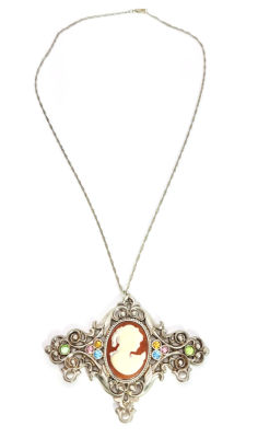 תליון של DANON מעוטר ב CAMEO בגודל 12x9 ובתוספת שרשרת כסף 925 חתומה , אורך 72 במצב 