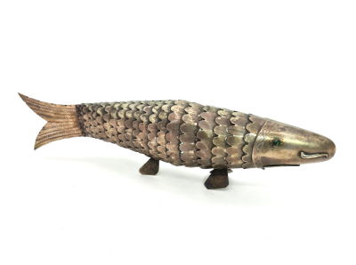 דג מיני בשמים גדול מכסף , אורך 24, משקל 142 גרם , חסרה רגל