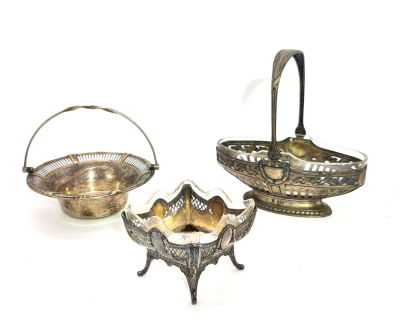 לוט 3 כלי כסף , שנים מהם זם זכוכית . משקל הכסף נטו 213 גרם