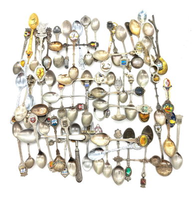 אוסף של 68 כפיות שונות , נראות יפות , מיוחדות ואספניות. יתכן שחלקן כסף , לא נבדק ולא 