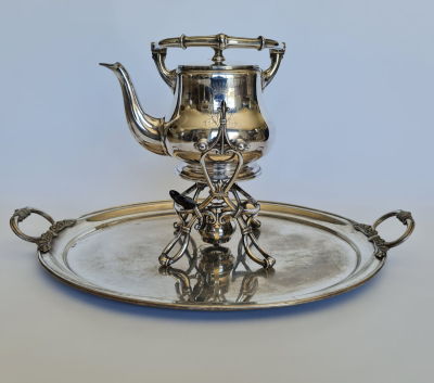 סט מלכותי הכולל סמובר ופתיליה על מגש תואם. גובה סמובר ללא ידית 20 , גודל מגש 61x43. 