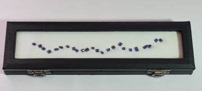 לוט 24 אבני ספיר מלוטשות, 7.4 קראט, מופיעות בקופסת תצוגה עם תג מחיר של 30$ ליחידה 
