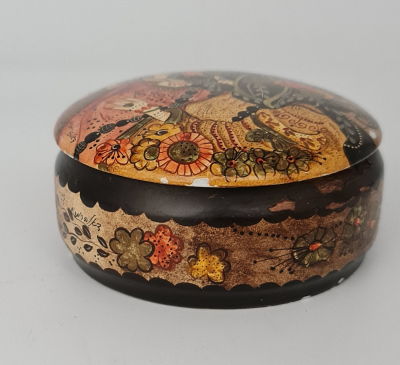 MIRIAM DAUBER - Technique: Painting on a porcelain box Size: ???? 11