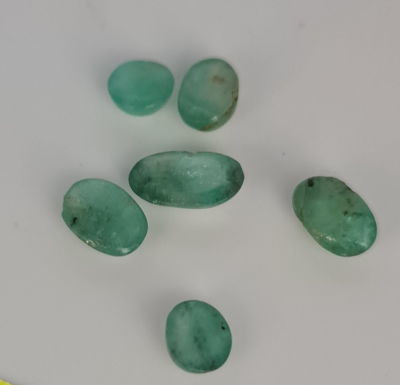 לוט 6 אבני אמרלד, כנראה ברזילאי, מלוטשות, 12.9 קראט, תכלילים וערוצים פנימיים רבים, טבעיות 