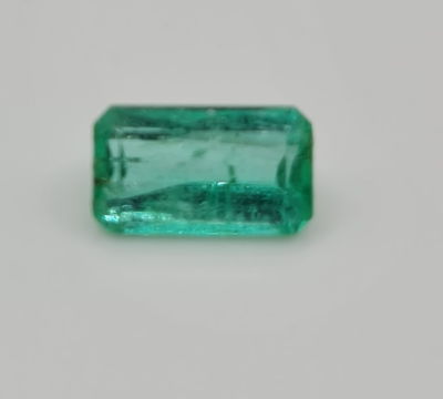 אבן אמרלד מלוטשת, 1.25 קראט, זוהרת ונוצצת, ערוצים פנימיים, טבעית מהכספת באחריות מלאה