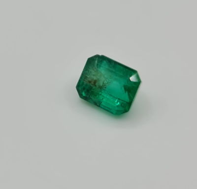 אבן אמרלד מלוטשת סופר AAA, משקל 1.6 קראט, צבע מדהים, זוהרת ונוצצת, תכלילים וערוצים פנימיים 