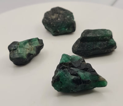 לוט 4 גבישי אמרלד גדולים, 164 קראט, טבעית מהכספת באחריות מלאה