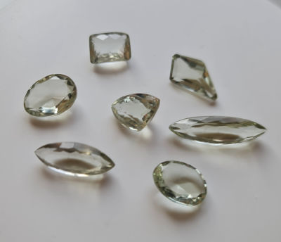 לוט 7 אבני אמטיסט ירוק גדולות, מלוטשות סופר AAA, משקל 65.5 קראט, לחלקן בליטושים מיוחדים, טבעיות 