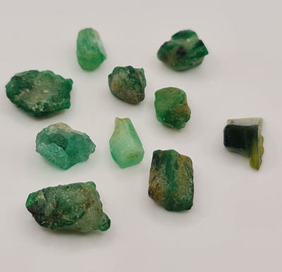 לוט 10 גבישי אמרלד גולמיים בתפזורת, 39.5 קראט, טבעיות מהכספת באחריות מלאה