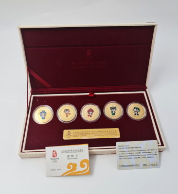 סט 5 מדליות מצופות זהב מהמשחקי אולימפיאדת בייג'ינג 2008 בקופסה מקורית + כרטטס פלסטי 