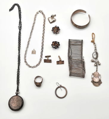 לוט תכשטי כסף שונים + שעון עם קופסה מכסף משקל הלוט 203 גרם