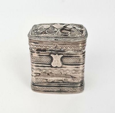 קופסה לטבק מכסף ישנה מאוד , נדירה, לפחות 2 חותמות , גובה 4