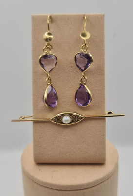 לוט 2 פריטים: זוג עגילי זהב 14 קראט משובצים אבני אמטיסט אורך 4.5 ס"מ + סיכה 