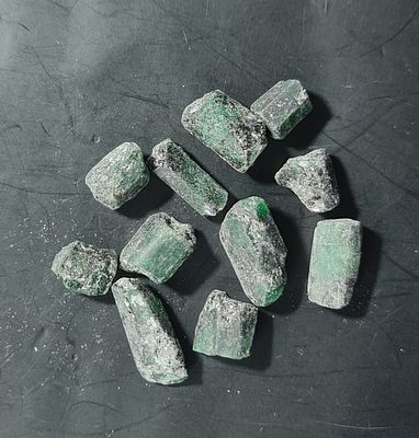 לוט 11 אבני אמרלד גולמיות, משקל 80 קראט, הוצאו מבריפקה עם תג מחיר של 5$ לקראט 