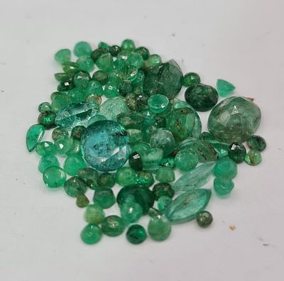 לוט אבני אמרלד מלוטשות, משקל 20 קראט, מגיעות בבריפקה עם תג מחיר של 400 $, טבעיות 