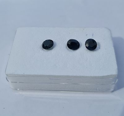 לוט 3 אבני ספיר מלוטשות, משקל 4,29 קראט, מגיעות בקופסת תצוגה עם תג מחיר של 400 $ 