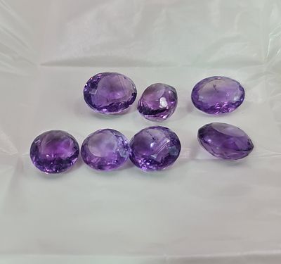 לוט 7 אבני אמטיסט מלוטשות סופר AAAּּ+++, משקל 103.5 קראט, ליטוש גרמני משנות השמונים 