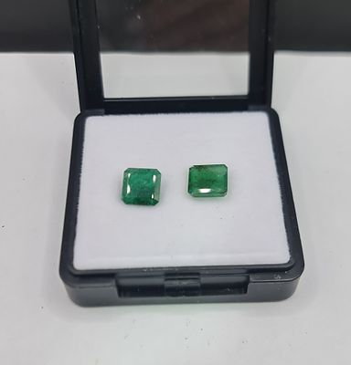 לוט 2 אבני אמרלד מלוטשות, משקל 6.05 קראט, צבע ירוק חזק, מגיעות בקופסת תצוגה עם תג 