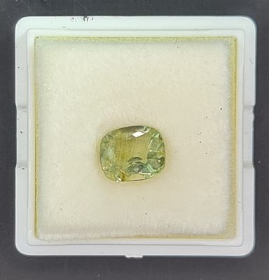 אבן פרידוט מלוטשת סופר AAA+++, משקל 1.4 קראט, מרהיבה ביופיה, צלולה יפה ונוצצת, מגיעה 